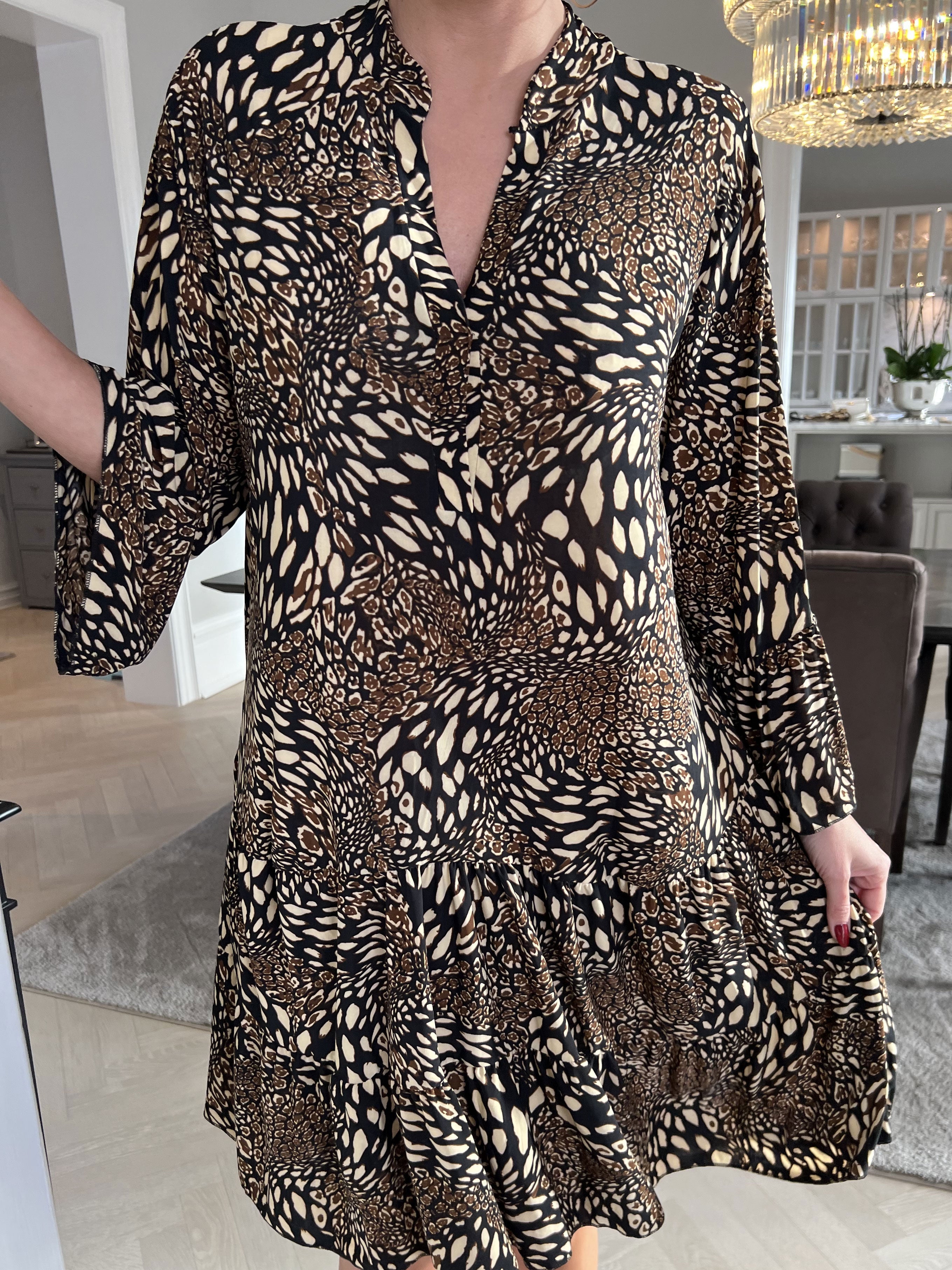 Pauline Pattern - Klänning med v-ringning och liten volangkjol